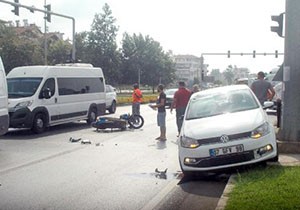 Manavgat ta otomobille çarpışan motosiklet sürücüsü yaralandı